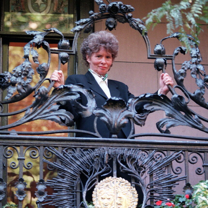 Suzannah Lessard Dies at 81; Stanford White Descendant Who Wrote a Haunting Family Memoir Suzannah Lessard Dies at 81; Stanford White Descendant Who Wrote a Haunting Family Memoir