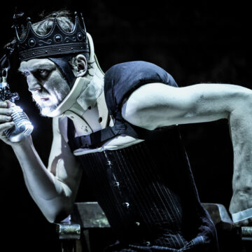 Sword Strikes Playgoer During ‘Richard III’ in Berlin