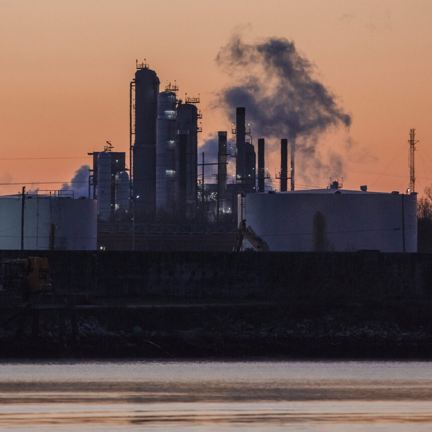 Ahead of Midterms, Economic Warning Signs Pile Up for Republicans