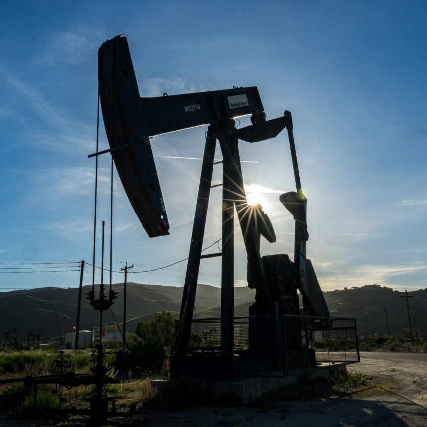 Oil Falls and Stocks Rise After a Day of Drastic Swings