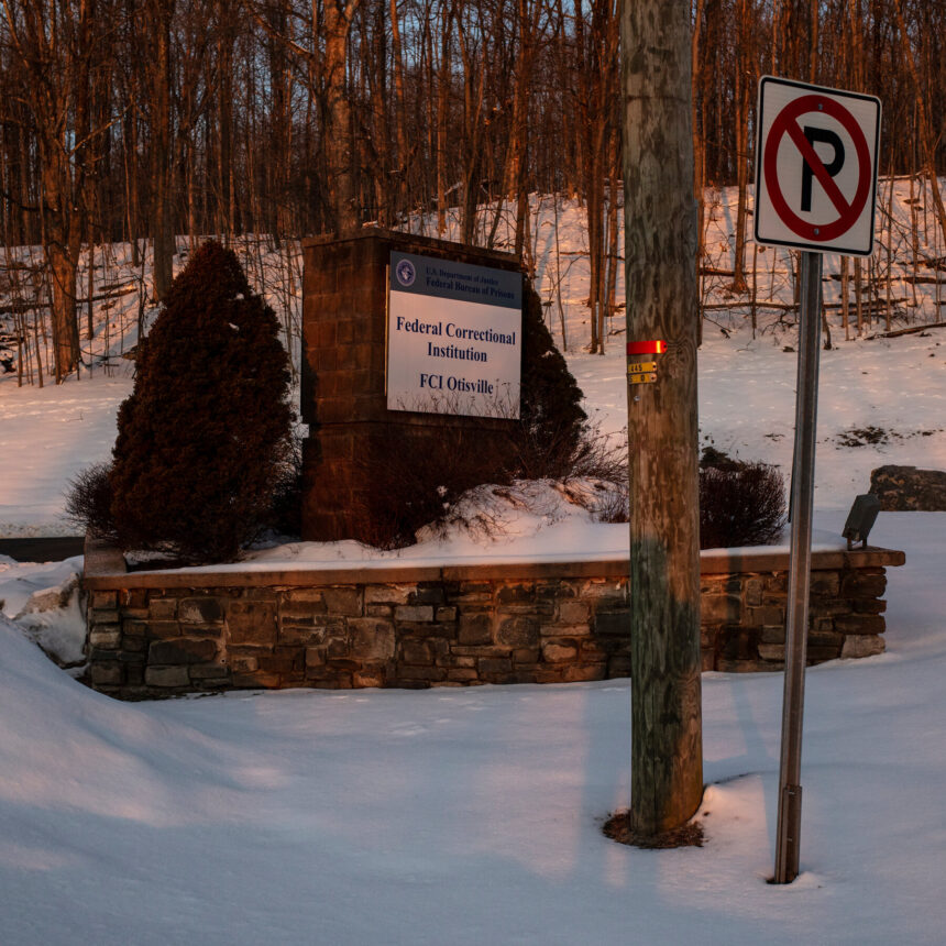 Pardon Industry Offers Rich Offenders a Path to Trump